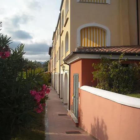 Il Borgo 3* אורוסיי